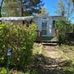 Mobil-home sur emplacement ombragé dans la végétation au camping Iscles 231- MH Au calme près du lac