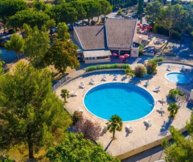 Piscine circulaire avec transats dans le camping Iscles 231- MH Au calme près du lac