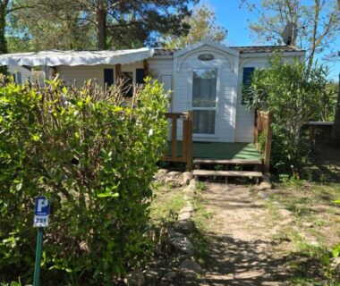Mobil-home sur emplacement ombragé dans la végétation au camping Iscles 231- MH Au calme près du lac