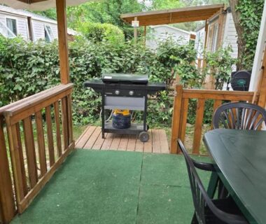 Terrasse couverte avec barbecue du mobil-home Iscles 231 MH Au calme près du lac