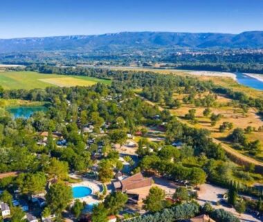 Vue aérienne du camping avec piscine et lac en arrière plan au MH Iscles 231 Au calme près du lac