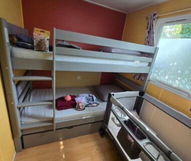 Chambre avec lits superposés et parc bébé dans le mobil-home Iscles 231- MH Au calme près du lac
