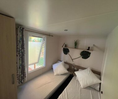 Chambre avec lits jumeaux et fenêtre dans le mobil home Ivry wifi calme piscine sport 6 pers avec Vayny
