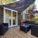 Terrasse en bois avec salon extérieur du camping Ivry wifi calme piscine sport 6 pers avec Vayny