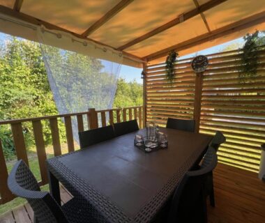 Terrasse couverte avec table et chaises de l'hébergement Ivry wifi, calme, piscine, sport 6 pers avec Vayny