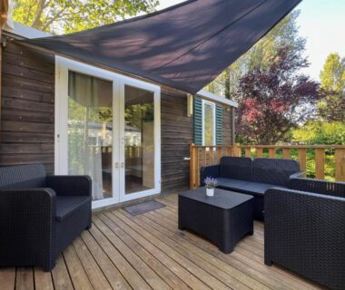 Terrasse en bois avec salon extérieur du camping Ivry wifi calme piscine sport 6 pers avec Vayny