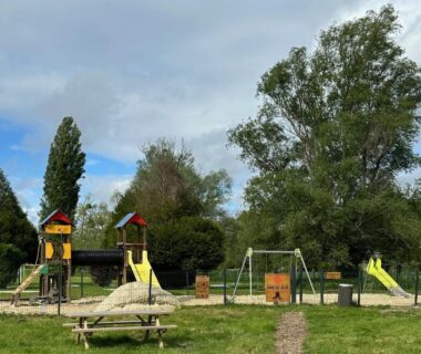 Aire de jeux et pelouse dans le camping Ivry wifi calme piscine sport 6 pers avec Vayny
