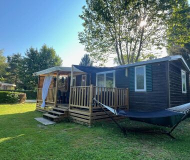 Mobil home sur pelouse avec hamac au camping Ivry wifi calme piscine sport 6 pers avec Vayny