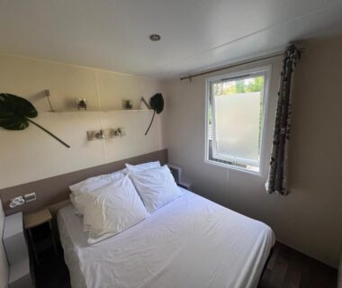 Chambre avec lit double et fenêtre dans l'hébergement Ivry wifi, calme, piscine, sport 6 pers avec Vayny