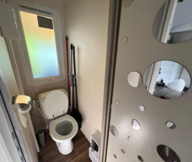 Toilettes avec WC et miroir du camping Ivry wifi calme piscine sport 6 pers avec Vayny