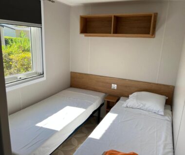 Chambre avec deux lits simples dans le mobil-home JP L'Eleganzia 2 ch clim réversible Confort et Elégance