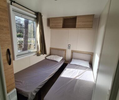 Chambre avec deux lits simples dans le Joli Bungalow Cap Ferret Camping les Viviers