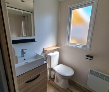Salle de bain avec lavabo et WC dans le Joli Bungalow Cap Ferret Camping les Viviers