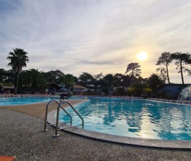 Piscine extérieure au coucher de soleil au Joli Bungalow Cap Ferret Camping les Viviers