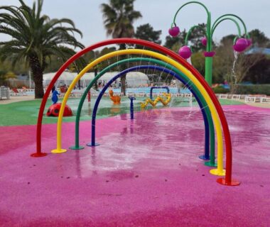 Aire aquatique colorée au Joli Bungalow Cap Ferret Camping les Viviers