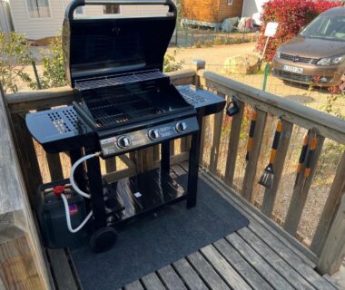 Terrasse avec barbecue à gaz du Joli Mobil-Home de Vacances Ideal pour les familles