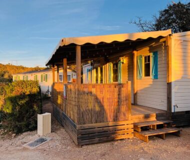 Terrasse ombragée devant un mobil home aux volets bleus du Joli Mobil-Home de Vacances, Ideal pour les familles