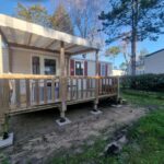 Terrasse couverte avec pergola et salon extérieur au Joli mobil home 4-6 personnes 416