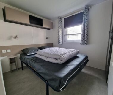 Chambre avec lit et fenêtre du Joli mobil home 4-6 personnes 416
