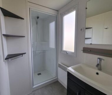 Salle de bains avec cabine de douche et lavabo du Joli mobil home 4-6 personnes 416