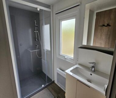 Salle de bain avec douche vitrée et lavabo dans le mobil home Jolie Mobil home 103