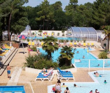 Piscines extérieures, transats et abri de piscine au camping Jolie Mobil home 103