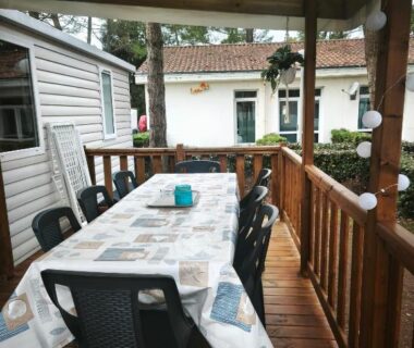 Terrasse couverte avec table et chaises du mobil-home Jolie Mobil home 2 chambres (198)