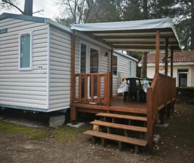 Terrasse en bois avec table et chaises du Jolie Mobil home 2 chambres (198)