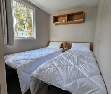 Chambre avec deux lits simples dans le mobil home Jolie Mobil home 2 chambres (198)