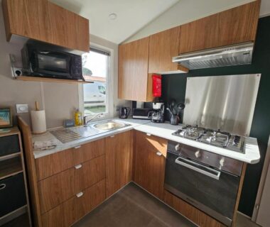 Cuisine équipée avec plaque four évier dans le Jolie Mobil home 2 chambres (198)
