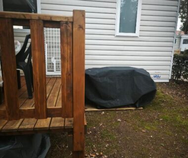 Terrasse en bois avec barbecue couvert du mobil home Jolie Mobil home 2 chambres (198)