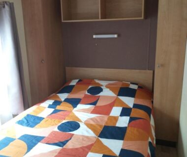 Chambre avec lit double et rangements dans le KERLANN****MOBIL-HOME 4 CH TOUT CONFORT