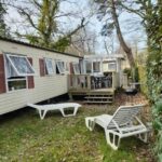 Jardin avec transats au pied du mobil-home KERLANN****MOBIL-HOME 4 CH TOUT CONFORT