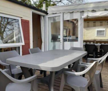 Terrasse en bois avec table et chaises devant le mobil-home KERLANN****MOBIL-HOME 4 CH TOUT CONFORT