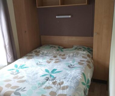 Chambre avec lit double et rangements dans le KERLANN****MOBIL-HOME 4 CH TOUT CONFORT