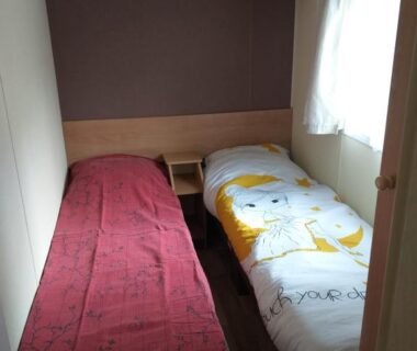 Chambre avec deux lits simples et rangement dans le mobil-home KERLANN****MOBIL-HOME 4 CH TOUT CONFORT