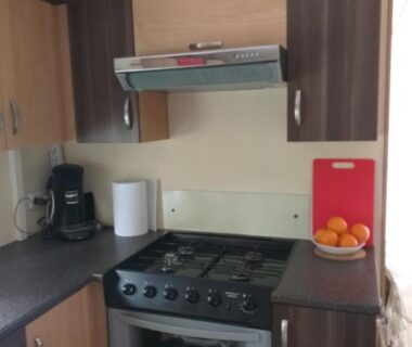 Cuisine équipée avec cuisinière hotte et plan de travail dans le mobil-home KERLANN****MOBIL-HOME 4 CH TOUT CONFORT
