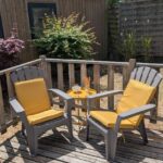 Terrasse avec deux fauteuils jaunes et petite table du Kabana La palmeraie