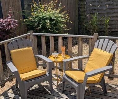 Terrasse avec deux fauteuils jaunes et petite table du Kabana La palmeraie
