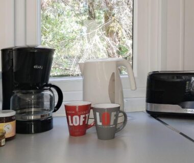 Coin cuisine avec cafetière bouilloire et grille-pain dans le locatif Kabana La palmeraie confort détente assurée 7 kms plages