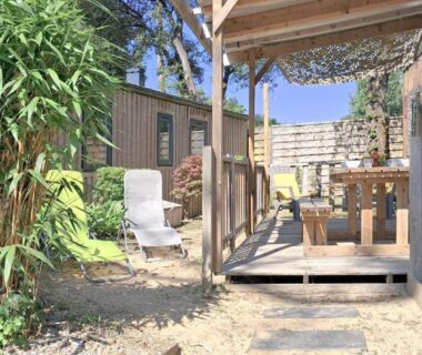 Terrasse avec table et plantes au camping Kabana La Palmeraie confort détente assurée 7 kms plages