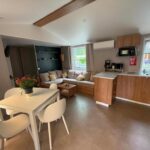Séjour avec coin repas et kitchenette au Kélya Lodge