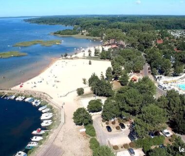 Plage et piscine en bord de mer au Kélya Lodge