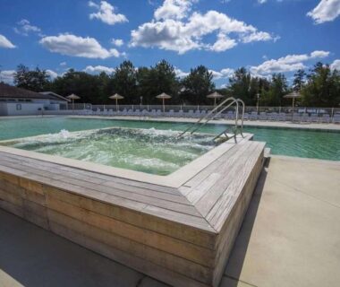 Bassin surélevé en bois près de la piscine au Kélya Lodge