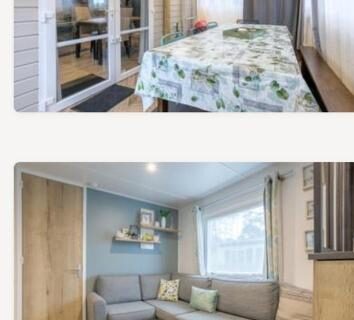 Intérieur de mobil-home avec coin repas baie vitrée et salon avec canapé du Kerlann