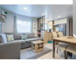 Salon et coin repas du mobil home Kerlann