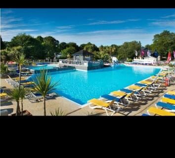 Piscine extérieure entourée de transats au camping Kerlann
