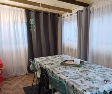 Espace repas avec table et chaises au camping Kerlann
