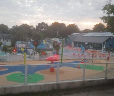 Zone aquatique avec pataugeoire et jeux pour enfants au camping Kerlann