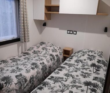 Chambre avec deux lits jumeaux dans un mobil-home au camping L EVASION
